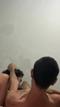 Dos jóvenes traviesos besándose y mostrando en la webcam