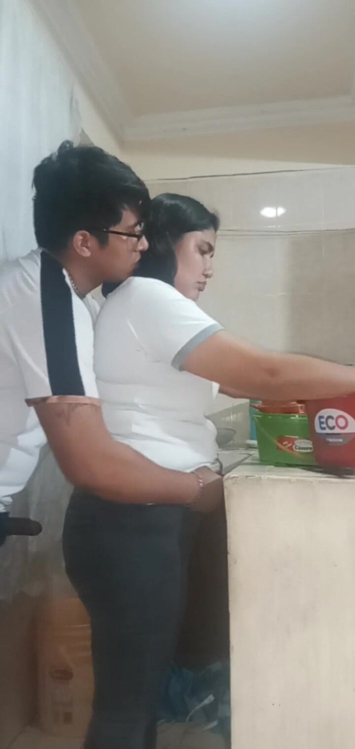 E-Alfa: Empregada fodida ao lavar pratos durante o horário de trabalho