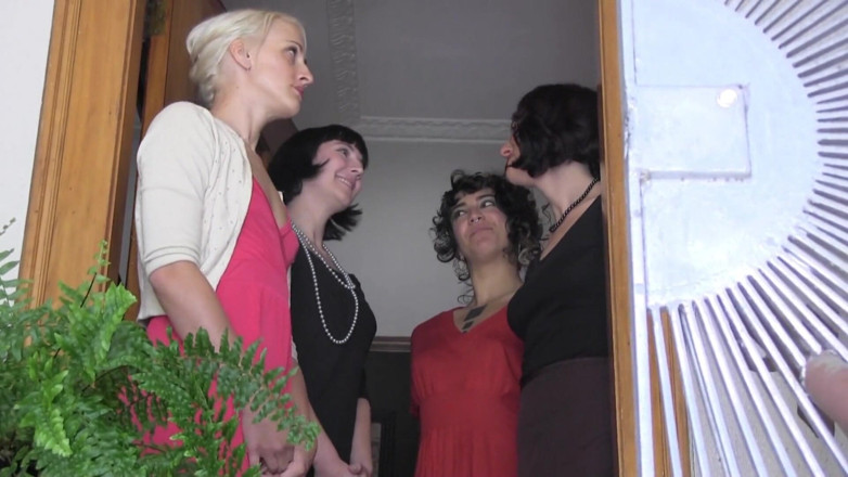 Submissive lesbian games: Napalona ślicznotka ze skóry dostaje leczenie BDSM od Mistress