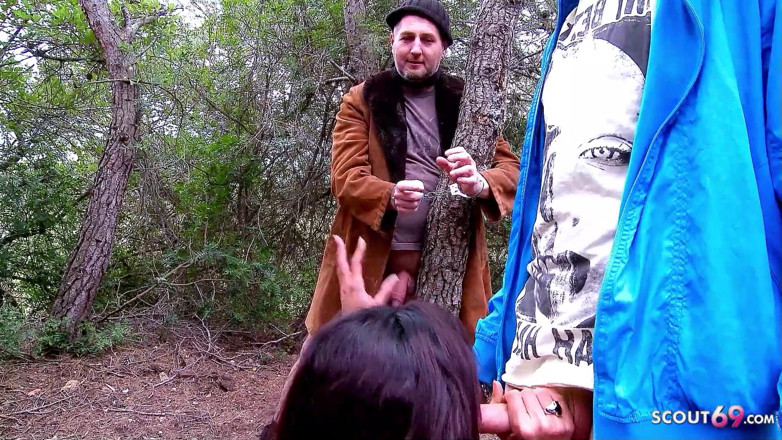 Full porn collection: Amarrado homem ao ar livre seduzido por duas meninas magras...
