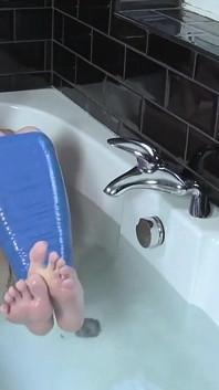 Sophia får tejp fastbunden i badet