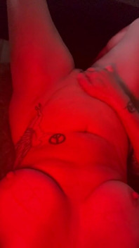 POV seule à la maison et excitée me doigte la chatte