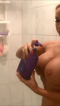 Nikki Benz se joacă cu pizda și ejaculează la duș!!