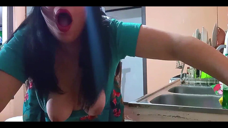 BBW Kelly Mom: Amatérský pár má sex v kuchyni.