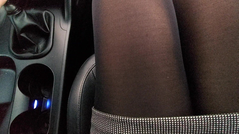 Step Mommy: Moje macecha mě škádlí v autě nohama v silonkách