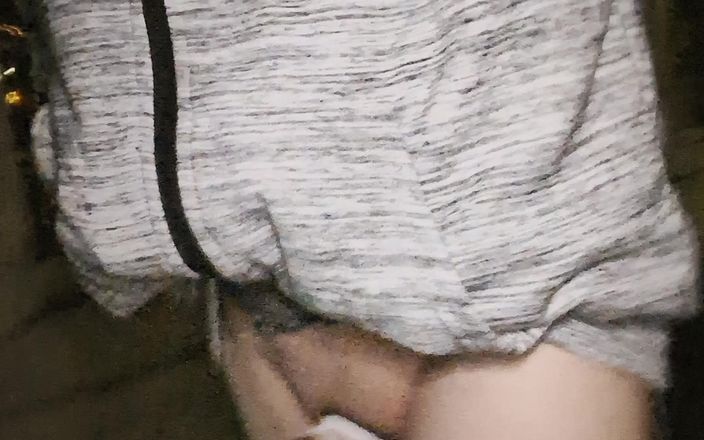 kinkygaynudist: ゲイの男はペニスプラグで裸