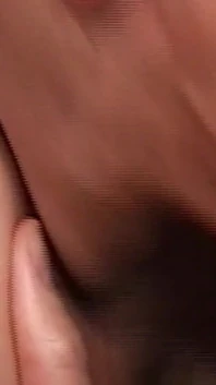 爸爸乞求大鸡巴在他的屁股里呻吟，并准备被深深地填满