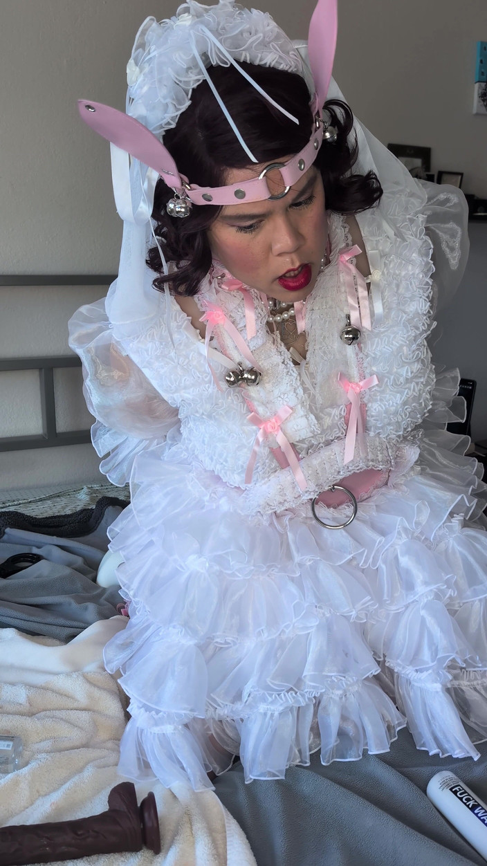 Sissy Candy: Kadın kılıklı gelin bebeğinin üstüne biniyor