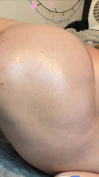 欲求不満な恥ずかしがり屋の女の子がベッドで遊び、男たちに抱かれて喘ぐ