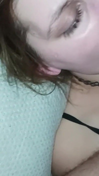 Selbstgedreht, amateur-schlampe in sexy dessous lutscht großen schwanz mit sperma im gesicht
