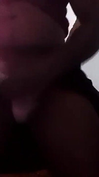 Ela dá um tapa na mão para colocar no vestido rosa da meia-irmã