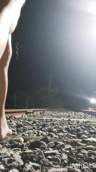Morbosete000: Bogel dan kencing di Trek Kereta Api