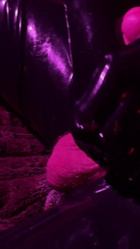 Rubber ve Ava Fetishart sapıka lateks ayakla muamele çekiyor bölüm 2