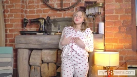 My18teens - una ragazza carina e grassoccia si scopa la figa con un dita