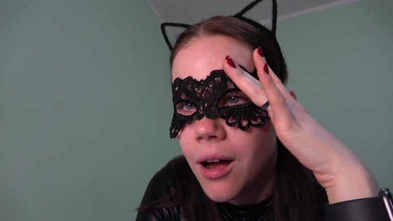 Anna Sky: Catwoman Jugando Con Un Ratón En Primer Plano