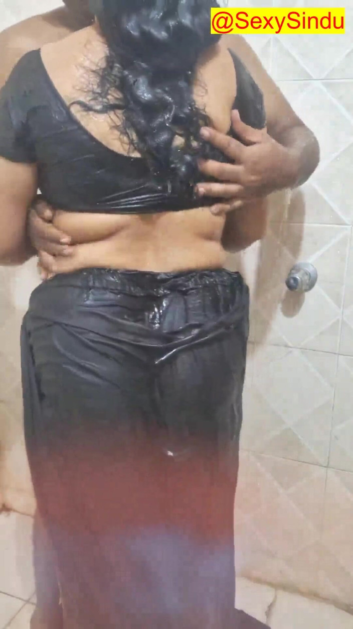 Sexy sindu: Indische ehefrau MILF badet in Sari