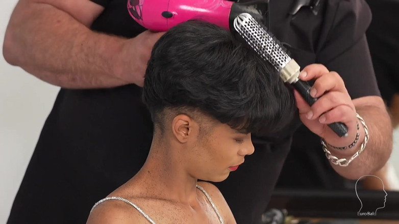 Euro Bald: Una ragazza calda