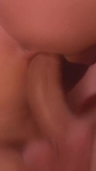 Un penis mare pentru o blondă sexy care tânjește să fie futută în fund!