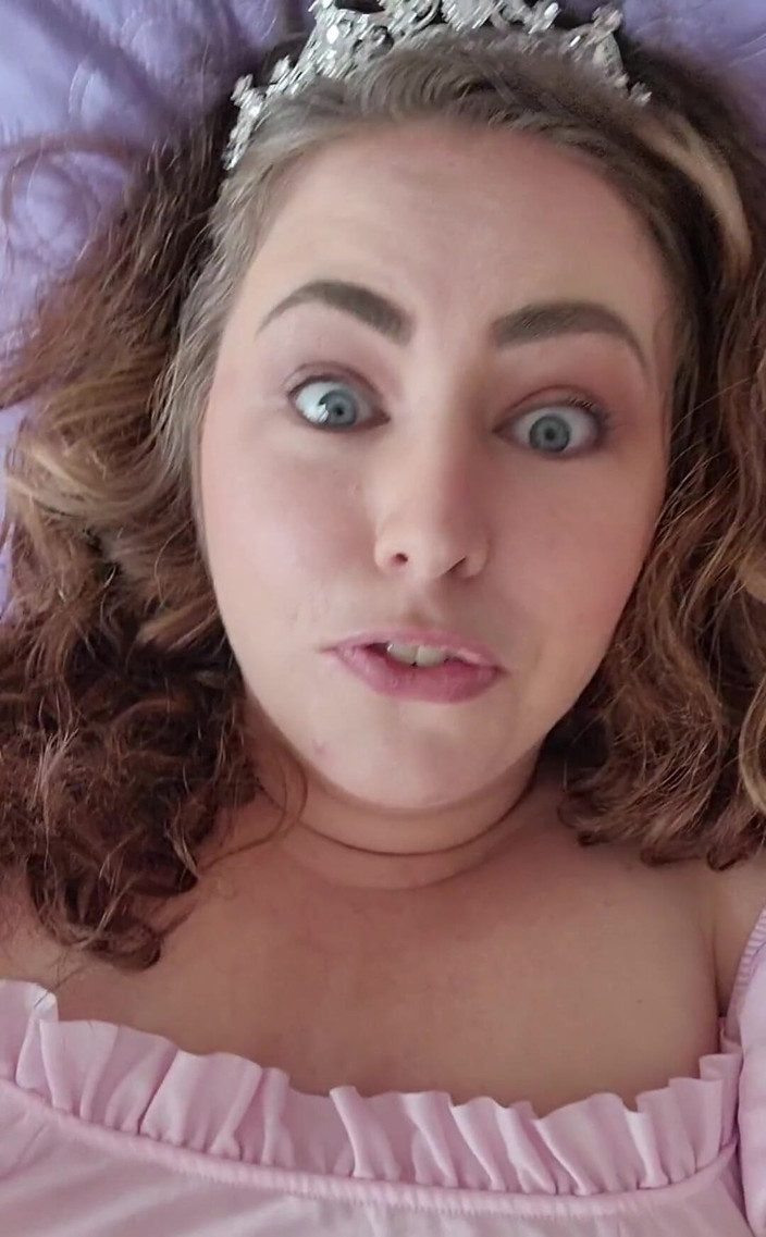 KinkyKatie: 문을 열고 내가 이런 옷을 입고 있다면 어떻게 하겠는가?