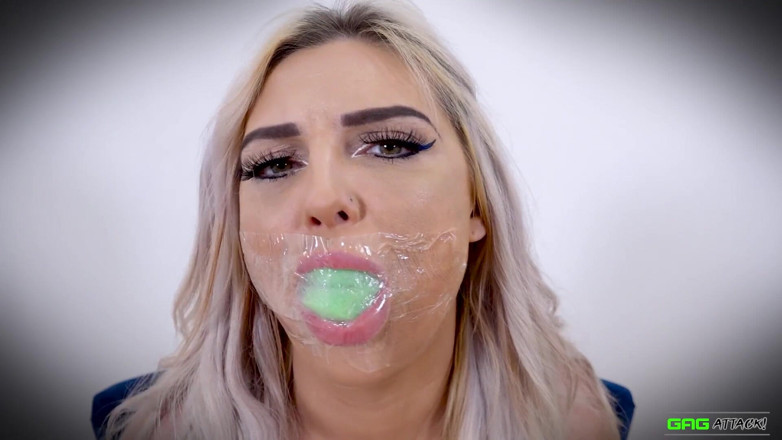 Gag Attack: Roxee - стрічка tegaderm з кляпом у роті