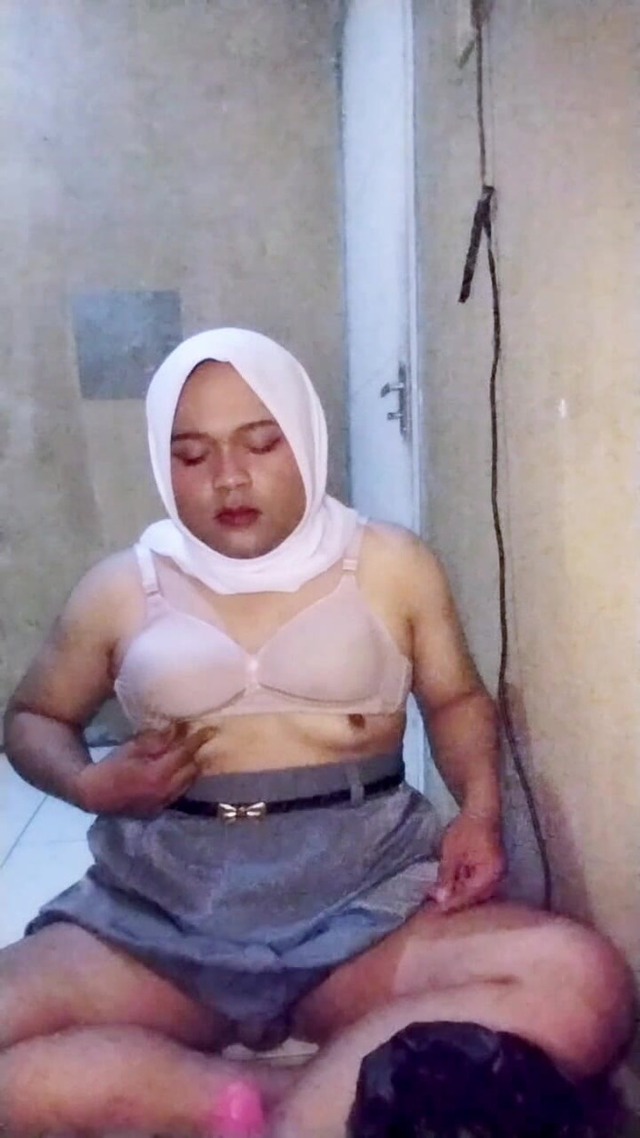 Ivvy Crossdresser: Waria Hijab Menggunakan Seragam Sma (lagi), Penuhi Fantasi Liar Fansnya