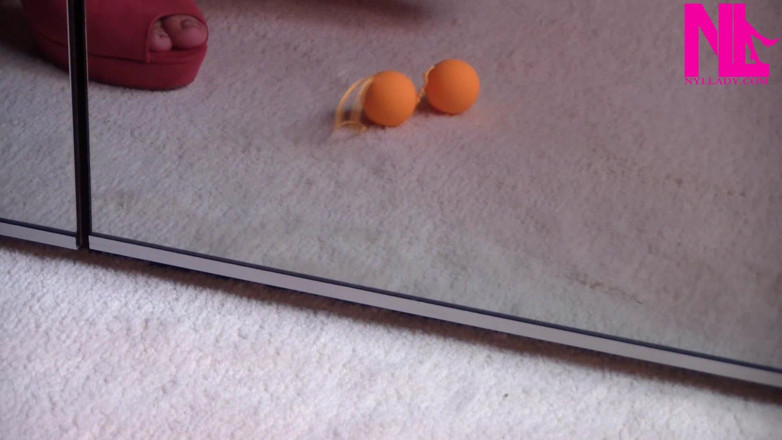 Nyllady: Ballbusting, des couilles vaginales dans des sandales roses ouvertes aux...