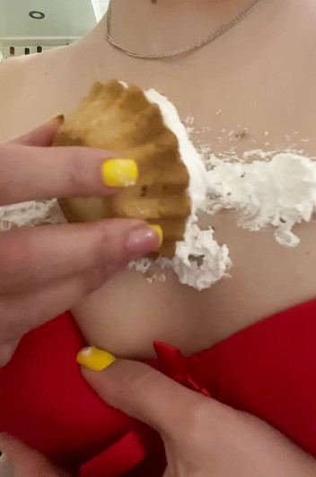 Monnycka: Cupcake manis pada tetek