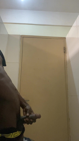 Slimniqqa: Büyük zenci umumi tuvalette boşalıyor - bölüm 1