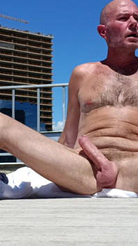 Nude city centre rooftop masturbando e gozando - Rockard Daddy