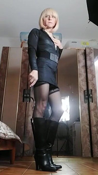Çizmeli sahibe travesti vinil elbise kırbaç çoraplı yarak