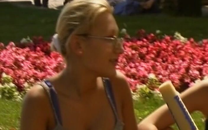 German Amateur Videos: Videoclip amator cu degetele în pizdă cu gagică germană în public