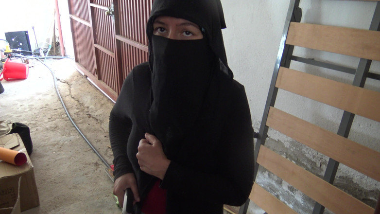 Souzan Halabi: siriyaee sharnaarthi boodhe jarman aadmi ko uski baalon vaali choot...
