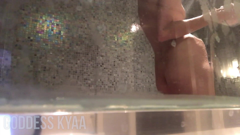 Kyaa Chimera: Voyeur la duș la hotel