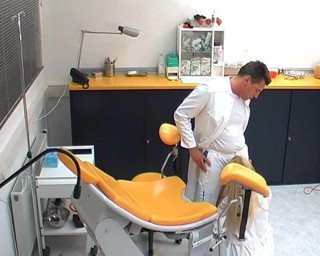 Rubber & Clinic Studio - 1ATOYS: Ošukaná na gyno křesle