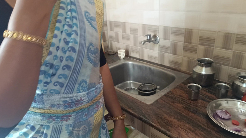 Magilmathi: विवाहित महिलाएं हॉट लेस्बियन का मजा ले रही हैं