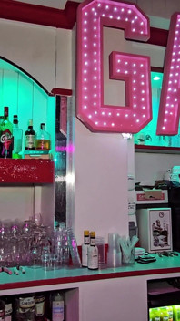 La mora calda viene fistata da una giovane bionda in un club di scambisti.