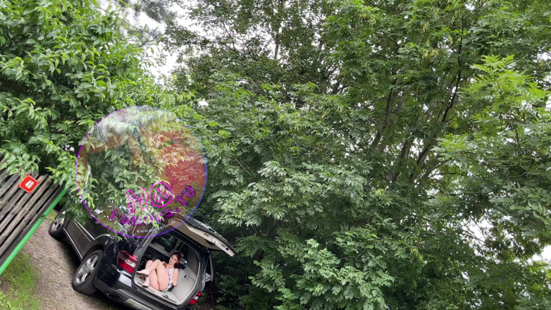 No panties TV: Hete roodharige in korte rok laadt een auto
