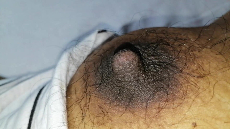 Sweety In Bed: La moglie asiatica con la figa stretta bagnata si rilassa...