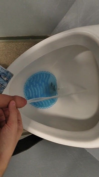 Giovane ragazzo magro piscia dal sextoy Faktory