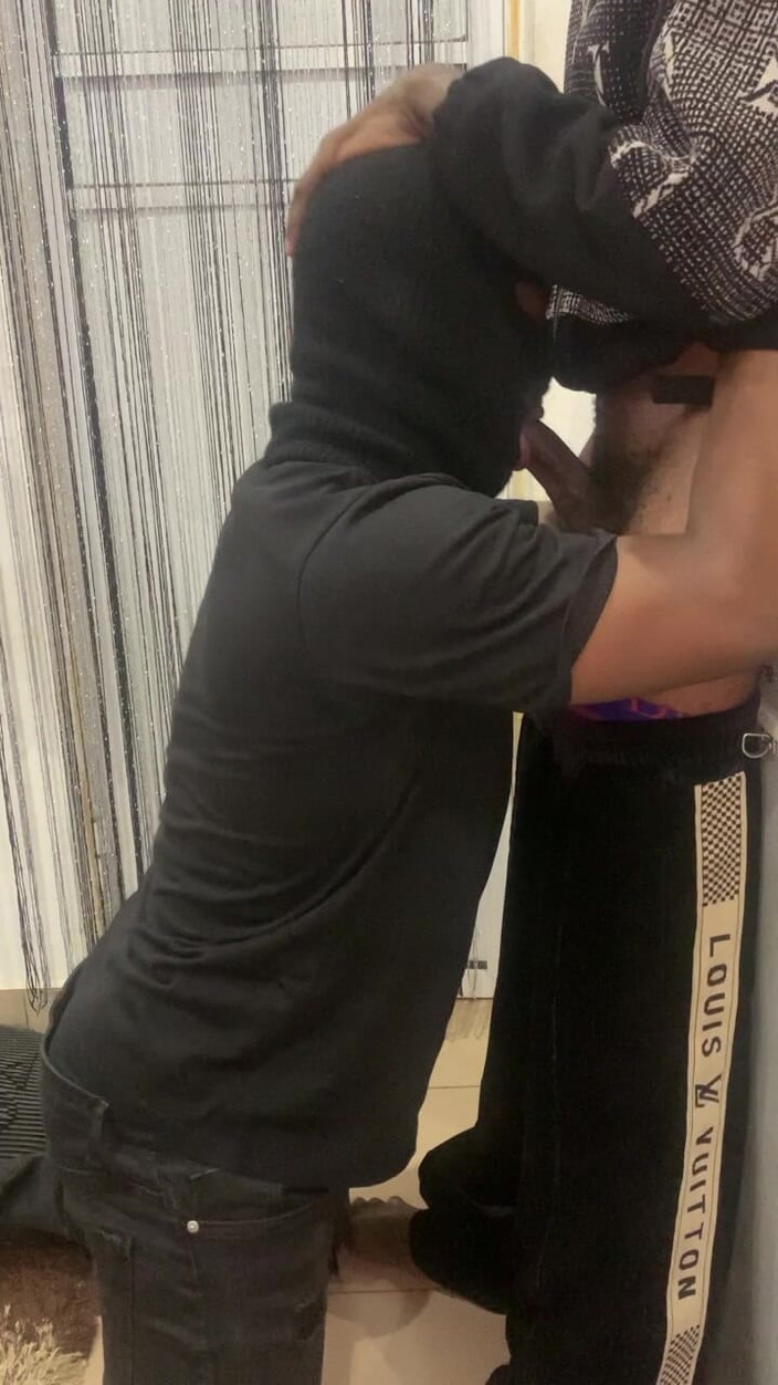 Enigmatic Buoy: 饥渴的直男swink乞求口交。