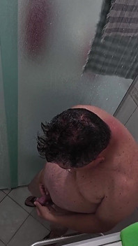 Stiefvader neemt een douche