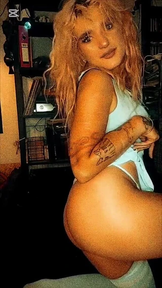 Moondrugz: Blonde Slut Dancing