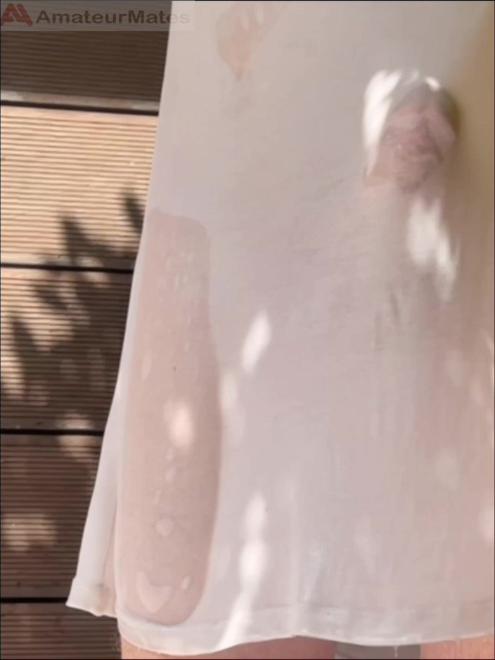 AmateurBoysPissing: Un Ragazzo Si Diverte a Spruzzare La Maglietta Bianca Del...