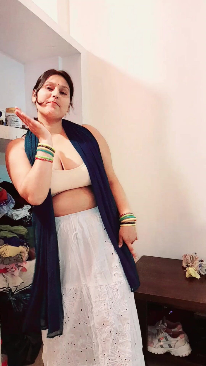 Puja555: Жена дези Пуджа бхабхи танцует