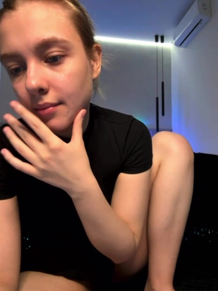 JuiceLussie: Кончаю, трахая киску Tinny