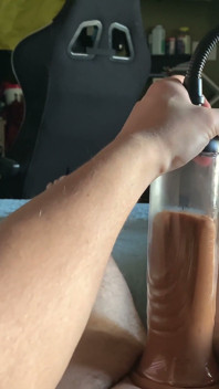 Yeni penis pompamla oynuyorum