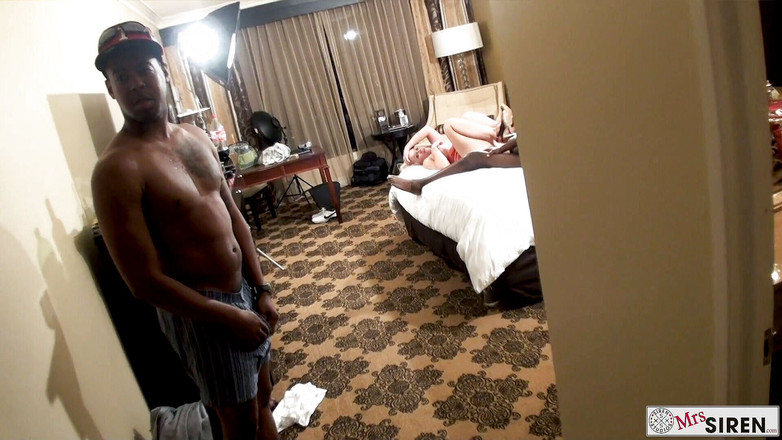 Siren XXX Studios: Sürtük evli kadın büyük zenci yarağına doyamıyor