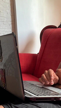 Relaxându-mă în sufragerie în timp ce ei îmi sug