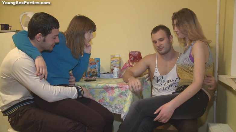 Young Sex Parties: Testowanie łóżka z seksem w czwórkę