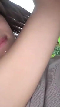 밤하늘 아래에서 조용히 방출을 찾는 날씬한 미녀